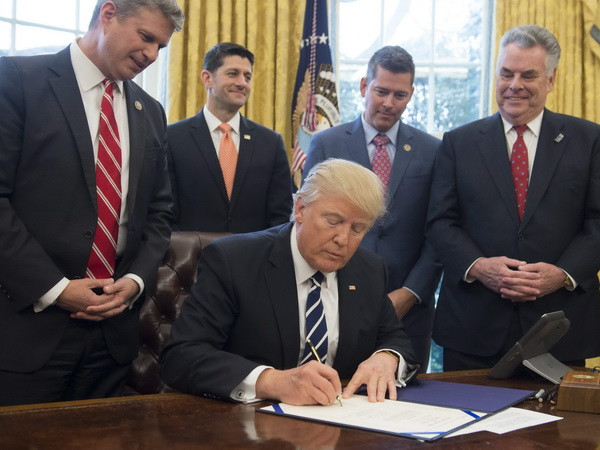 Tổng thống Trump cam kết hủy bỏ các quy định cải cách Phố Wall ảnh 1