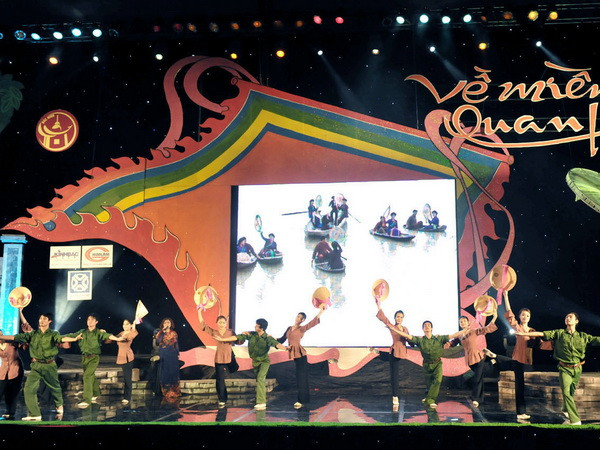 Các nghệ sỹ dòng nhạc cách mạng hội ngộ mừng Ngày thống nhất ảnh 1