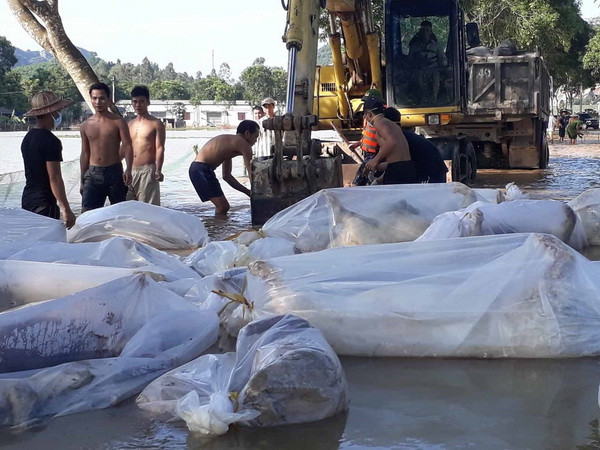 Bộ Y tế cấp thuốc và phao cứu sinh cho các tỉnh ảnh hưởng lũ lụt ảnh 1