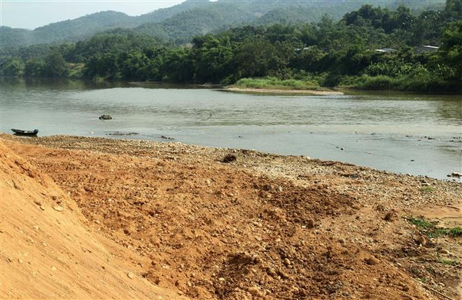 Lào Cai xử lý nghiêm doanh nghiệp đổ chất thải rắn ra sông Hồng ảnh 1