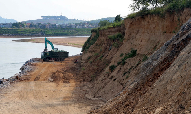 Tuyên Quang: Khắc phục khẩn cấp tình trạng sạt lở bờ sông Lô ảnh 1