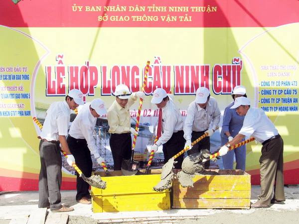 Hợp long cầu Ninh Chữ thuộc dự án đường ven biển Ninh Thuận ảnh 1
