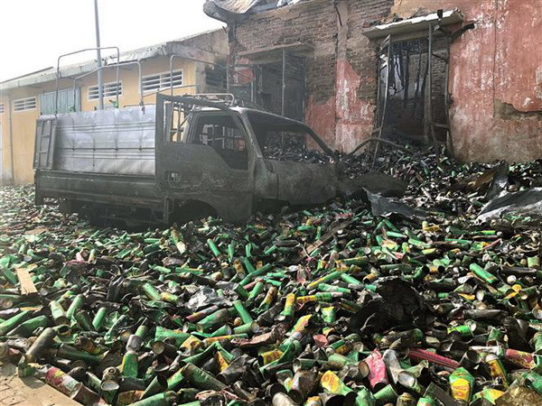 Hỏa hoạn kèm tiếng nổ lớn ở một kho hàng khiến người dân hoảng sợ ảnh 1