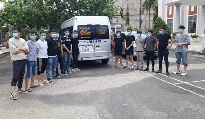 Tạm giữ đối tượng liên quan đường dây đưa người vượt biên trái phép ảnh 1