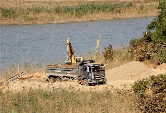 Ngang nhiên khai thác cát trái phép trên hồ thủy điện Buôn Tua Srah ảnh 2