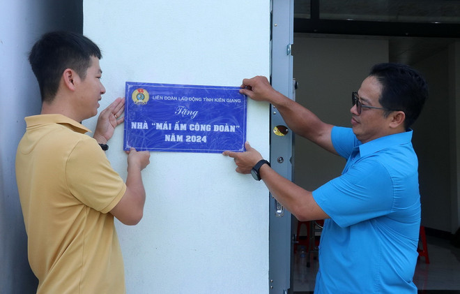 ttxvn_ban giao nha mai am Kien Giang.jpg