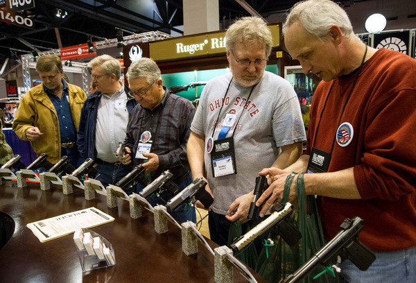 Người dân Mỹ sở hữu nhiều súng đạn nhất trên thế giới ảnh 1