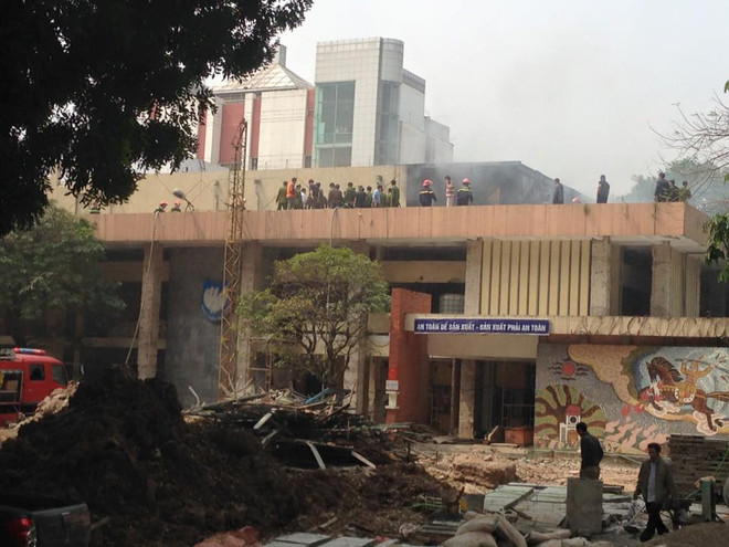 Cháy lớn tại Cung Thiếu nhi Hà Nội, 4 xe cứu hỏa đã đến hiện trường ảnh 4