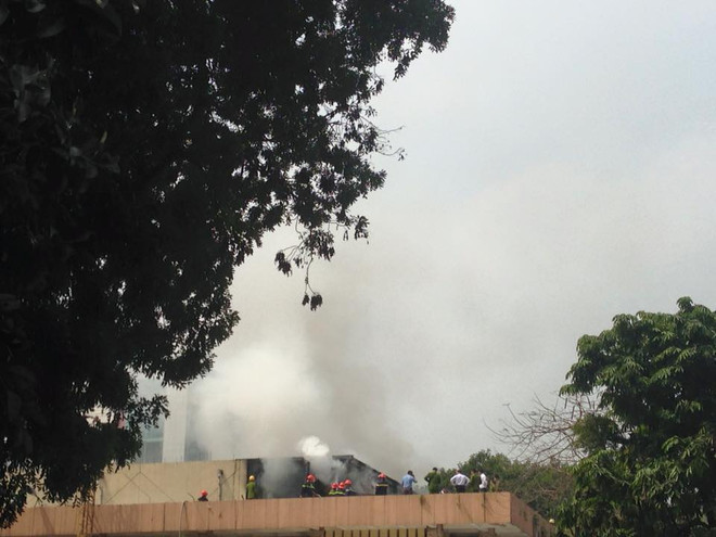 Cháy lớn tại Cung Thiếu nhi Hà Nội, 4 xe cứu hỏa đã đến hiện trường ảnh 1