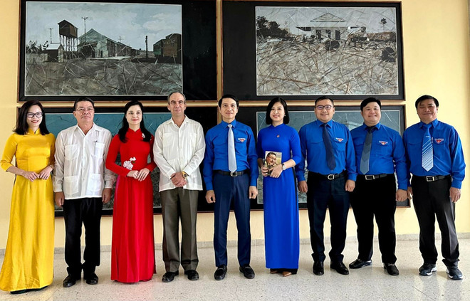 Đoàn đại biểu cấp cao thanh niên Việt Nam chụp ảnh lưu niệm với Trưởng ban Tư tưởng Trung ương Đảng Cộng sản Cuba. (Nguồn: thanhnien.vn) Thanh niên Việt Nam và Cuba tiếp nối truyền thống đoàn kết, hữu nghị ảnh 1