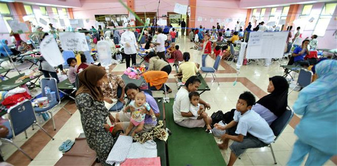 Trẻ em điều trị tại một bệnh viện ở Bắc Jakarta, Indonesia. (Ảnh: AFP/TTXVN) Indonesia phát hiện hợp chất gây rối loạn bệnh thận cấp tính ảnh 1