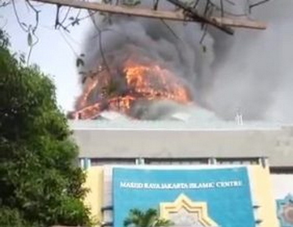 Cháy lớn thiêu rụi mái vòm nhà thờ Trung tâm Hồi giáo Jakarta ảnh 1