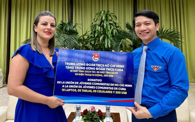 Ông Nguyễn Ngọc Lương đại diện Trung ương Đoàn Thanh niên Cộng sản Hồ Chí Minh trao quà cho Trung ương Đoàn Thanh niên Cộng sản Cuba. (Nguồn: thanhnien.vn) Thanh niên Việt Nam và Cuba tiếp nối truyền thống đoàn kết, hữu nghị ảnh 2