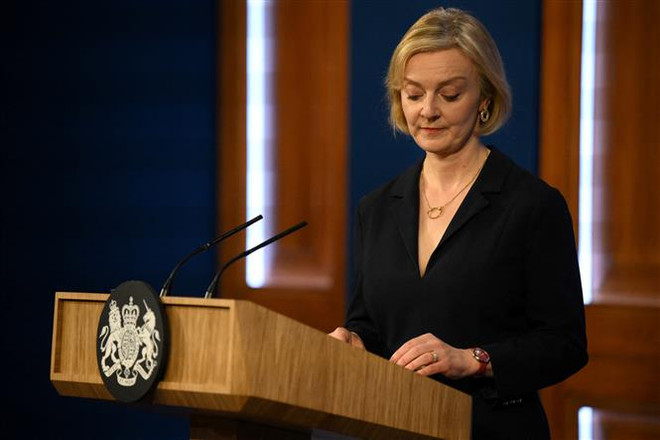 Thủ tướng Anh Liz Truss phát biểu họp báo ở London ngày 14/10. (Ảnh: AFP/TTXVN) Thủ tướng Anh bác bỏ lời kêu gọi từ chức của phe đối lập ảnh 1