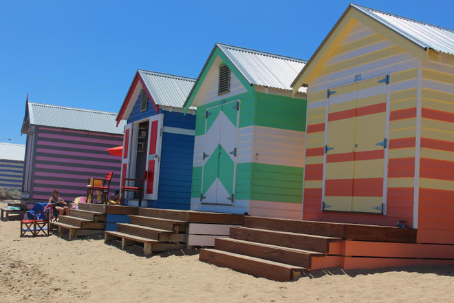 Độc đáo những ô nhà sặc sỡ 100 năm tuổi bên bờ biển Australia ảnh 1