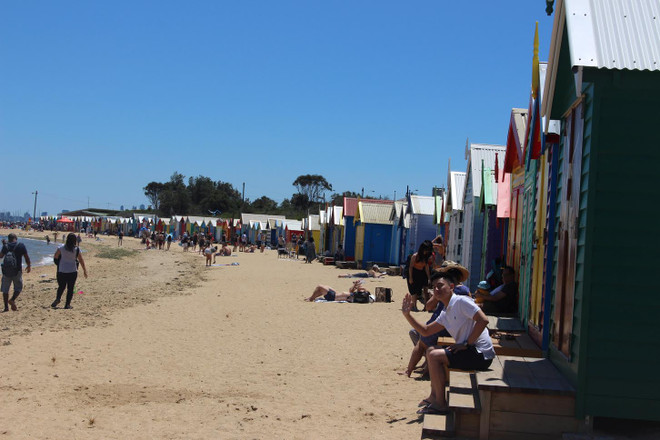 Độc đáo những ô nhà sặc sỡ 100 năm tuổi bên bờ biển Australia ảnh 2