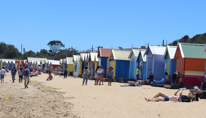 Độc đáo những ô nhà sặc sỡ 100 năm tuổi bên bờ biển Australia ảnh 3