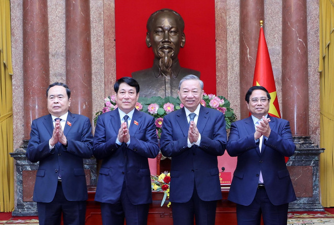 Tổng Bí thư Tô Lâm, Chủ tịch nước Lương Cường, Thủ tướng Chính phủ Phạm Minh Chính và Chủ tịch Quốc hội Trần Thanh Mẫn tại lễ bàn giao công tác của Chủ tịch nước. (Ảnh: Lâm Khánh/TTXVN) ttxvn_chu tich nuoc ban giao (7).jpg