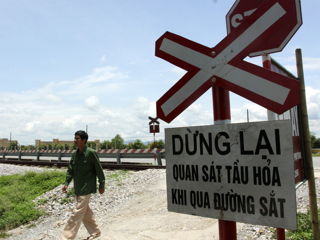 Vượt đường sắt bất chấp đèn cảnh báo, một người bị thương nặng ảnh 1