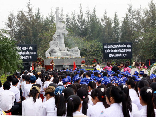 Đoàn đại biểu thanh niên kiều bào thăm Khu chứng tích Sơn Mỹ ảnh 1