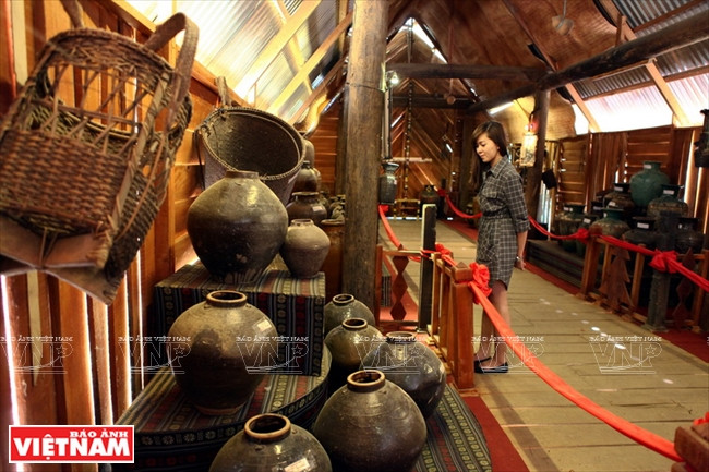 Du khách tham quan hiện vật của các dân tộc Tây Nguyên tại khu trưng bày Đồi Mộng Mơ. Đồi Mộng Mơ được ví như Đà Lạt thu nhỏ với ngập tràn sắc hoa ảnh 4