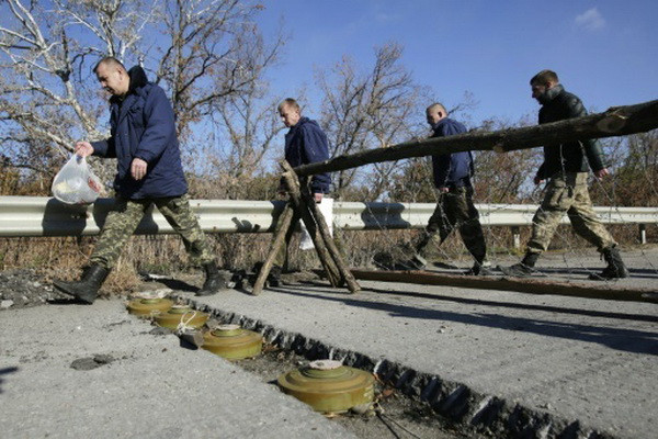 Xe buýt trúng mìn ở miền Đông Ukraine, 4 người thiệt mạng ảnh 1