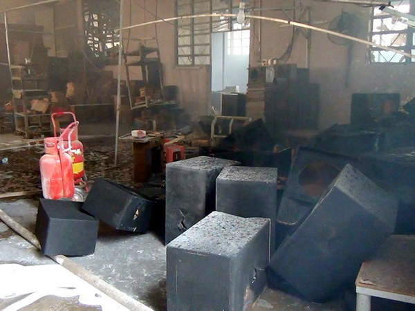 TP.HCM: Cháy lớn thiêu rụi 600m2 xưởng chuyên sản xuất loa ảnh 1