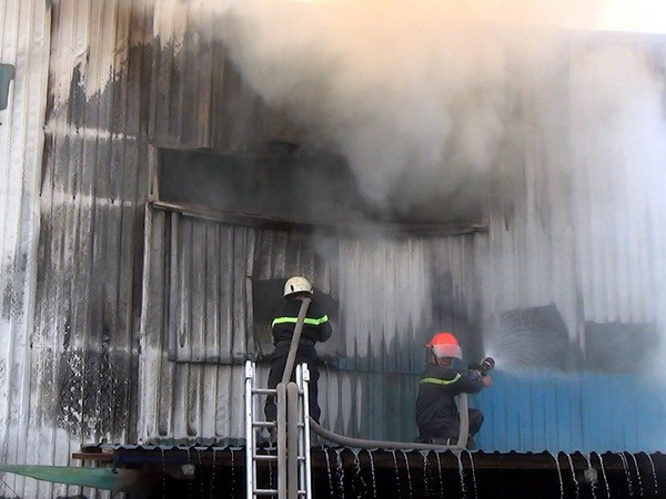 TP.HCM: Cháy lớn thiêu rụi 600m2 xưởng chuyên sản xuất loa ảnh 2