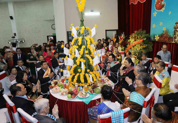 Lãnh đạo Đảng, Nhà nước dự lễ buộc chỉ cổ tay. (Ảnh: Phương Hoa/TTXVN) Đại sứ quán Lào tổ chức đón Tết cổ truyền Bun Pi May tại Hà Nội ảnh 1