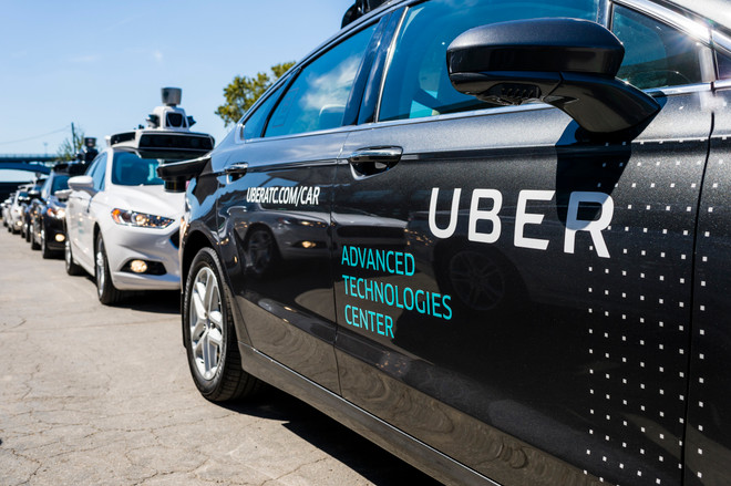 Các mẫu xe ôtô tự lái của Uber được trưng bày tại Pittsburgh, Pennsylvania, Mỹ. (nguồn: AFP/TTXVN) Uber đẩy mạnh khai thác vận tải đô thị với nhiều ứng dụng ảnh 1