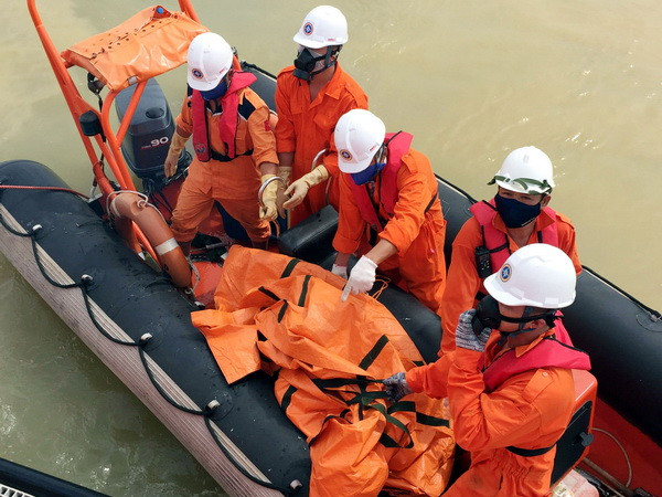 Vụ chìm tàu chở than trên biển Nghệ An: Phát hiện thêm 1 thi thể ảnh 1