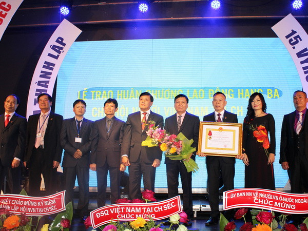 Hội Người Việt tại Séc nhận Huân chương Lao động hạng Ba ảnh 1