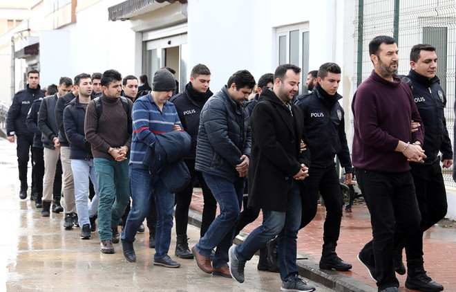 Cảnh sát bắt giữ các nghi can có liên quan tới giáo sỹ Gulen. (Nguồn: dailysabah.com) Thổ Nhĩ Kỳ bắt giữ 30 nghi phạm liên quan vụ đảo chính năm 2016 ảnh 1