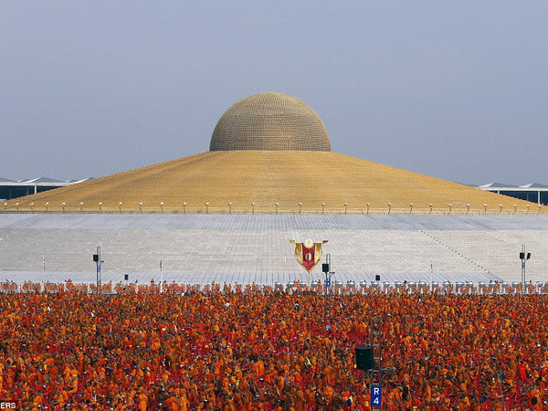 Thái Lan cấm tăng nhân toàn quốc đến đền của giáo phái Dhammakaya ảnh 1