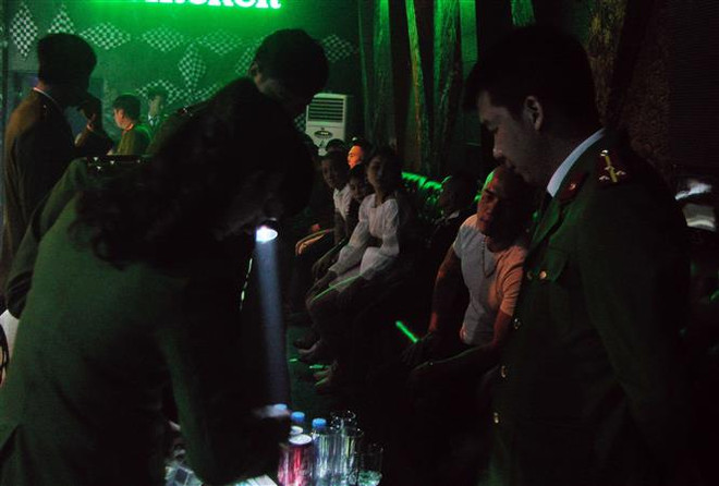 Kiểm tra nhanh tại chỗ các đối tượng nghi sử dụng ma túy tại quán bar. Ảnh minh họa. (Ảnh: Đinh Tuấn/TTXVN) Phát hiện quán bar ở Đà Lạt tổ chức sử dụng trái phép chất ma túy ảnh 1
