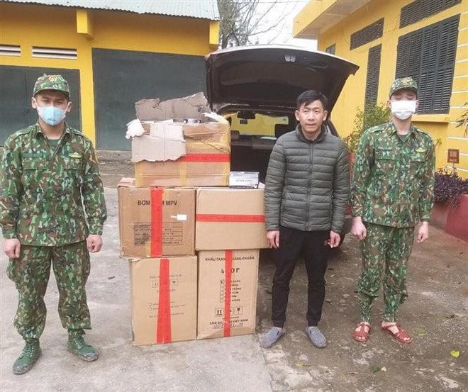Đối tượng Long Đàm Thiện bị bắt giữ tại Đồn Biên phòng cửa khẩu Trà Lĩnh. (Ảnh: TTXVN phát) Vận chuyển hơn 27.000 khẩu trang y tế không có hóa đơn sang Trung Quốc ảnh 2