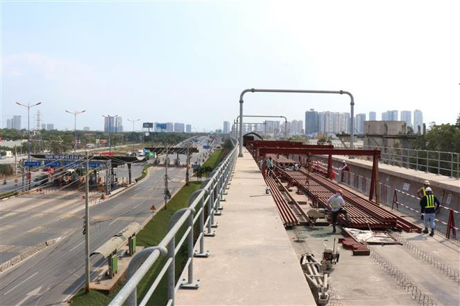 Công trường thi công tuyến metro số 1 Bến Thành-Suối Tiên. (Ảnh: Tiến Lực/TTXVN) Kết nối thông tuyến toàn dự án đường sắt đô thị Bến Thành-Suối Tiên ảnh 1