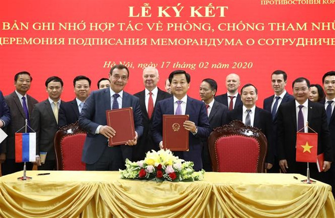 Lễ ký kết Bản ghi nhớ hợp tác về phòng, chống tham nhũng giữa Thanh tra Chính phủ Việt Nam và Cơ quan Chống tham nhũng trực thuộc Tổng thống Liên bang Nga. (Ảnh: Văn Điệp/TTXVN) Nâng cấp hợp tác phòng chống tham nhũng giữa Việt Nam-Liên bang Nga ảnh 1