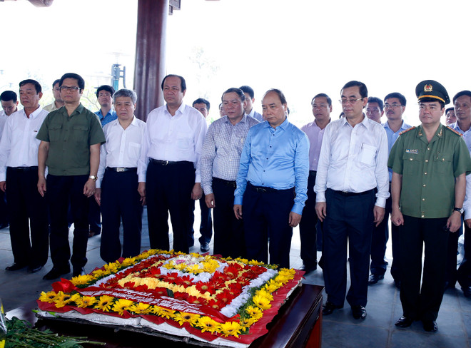 Thủ tướng dâng hương tưởng nhớ các Anh hùng Liệt sỹ ở Quảng Trị ảnh 2