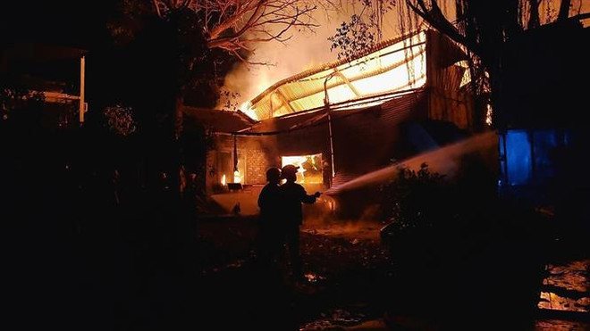 TP.HCM: Trắng đêm nỗ lực dập tắt vụ cháy tại xưởng sản xuất bông gòn ảnh 2