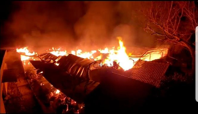 TP.HCM: Trắng đêm nỗ lực dập tắt vụ cháy tại xưởng sản xuất bông gòn ảnh 1