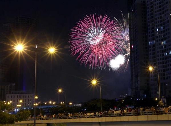 Thành phố Hồ Chí Minh tổ chức bắn pháo hoa tại ba điểm ảnh 1