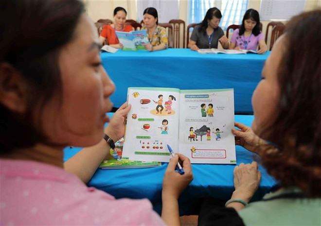 Ra mắt bộ sách giáo khoa mới. (Ảnh: Thanh Tùng/TTXVN) Thủ tướng: Kiểm soát chỉ số giá tiêu dùng không quá 4% ảnh 1