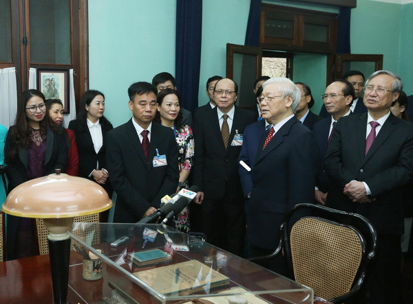 Tổng Bí thư, Chủ tịch nước dâng hương tưởng niệm Chủ tịch Hồ Chí Minh ảnh 2