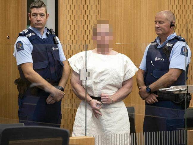 Brenton Tarrant (giữa) tại tòa. (Nguồn: AFP) Vụ xả súng tại New Zealand: Thủ phạm muốn tự bào chữa tại tòa ảnh 1