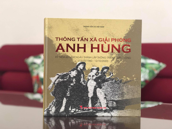 Trang bìa của cuốn sách "Thông tấn xã Giải phóng anh hùng." (Ảnh: TTXVN) Phát hành cuốn sách "Thông tấn xã Giải phóng anh hùng" ảnh 1