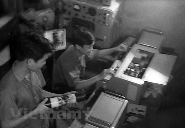 Phóng viên TTXGP thu phát teletype và telephoto. (Nguồn: Vietnam+) Phát hành cuốn sách "Thông tấn xã Giải phóng anh hùng" ảnh 3