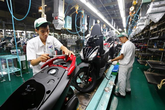 Dây chuyền lắp ráp xe gắn máy tại Công ty TNHH Honda Việt Nam, vốn đầu tư của Nhật Bản tại Vĩnh Phúc. (Ảnh: Danh Lam/TTXVN) Doanh nghiệp ôtô thứ 4 ở Việt Nam tạm dừng sản xuất ảnh 1