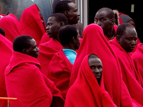 Tây Ban Nha giải cứu hàng chục người ở bờ biển miền Nam ảnh 1