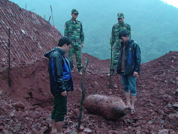 Quảng Bình: Di dời an toàn quả bom trên công trình đang thi công ảnh 1
